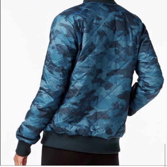 NWT! Women’s COLUMBIA Bomber Jacket / Lightweight Puffer UNIQUE Blue Camo - Picture 1 of 7